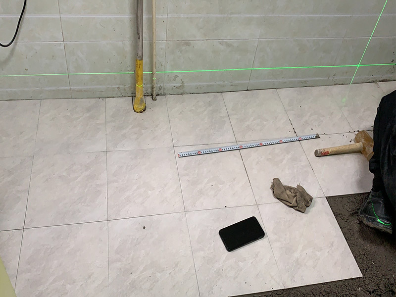 地面貼磚裝修：貼瓷磚有基層處理、彈線(xiàn)控制、排磚、勾縫、擦縫、養(yǎng)護(hù)這些步驟。在做基層處理的時(shí)候，必須將上面的浮土等雜物全部清理干凈，否則會(huì)影響瓷磚粘結(jié)效果。而當(dāng)瓷磚全部鋪貼完成二十四小時(shí)之后，還需對(duì)其進(jìn)行灑水養(yǎng)護(hù)，并且養(yǎng)護(hù)時(shí)間不能低于一周。