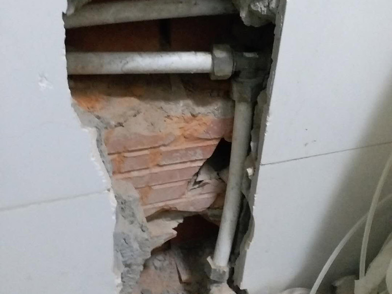 暗管改明管維修：房子里明裝的管道,適合于土建的粉飾作業結束之后施行,配裝之前,需要幫助土建準確的預留或者是預埋孔洞以及套管。明敷的給水立管宜布置在靠近用水量大的衛生器具的墻角、墻邊或立柱旁。   明敷的給水管不得穿越臥室、儲藏室以及煙道、風道；給水管道不得緊挨熱源；給水立管距熱水器或者灶邊凈距不得小于內400mm，當條件不具備時，但最小凈距不得小于200mm。   根據住宅給水管道工程防凍保濕技術規程的要求給水管無論是室外明露敷設時，還是在室內明敷都要考慮的一些可能的情況，如可能有冬季較容低溫度的冰凍現象，這時在鋪設時就應采取防凍措施，確保管道外觀美觀的同時，應用更加安全。