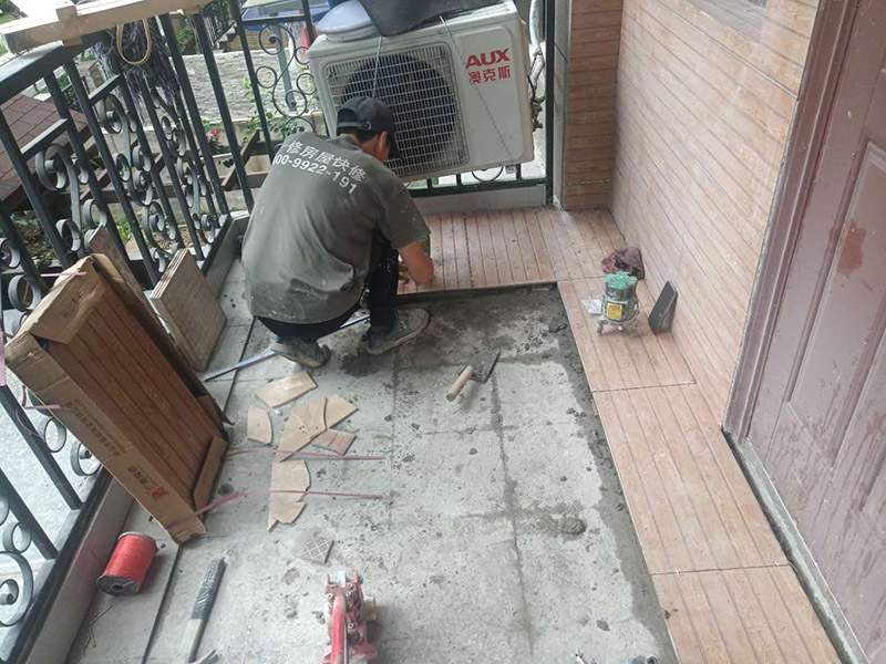 入戶門地磚鋪貼：要在地面刷一遍水泥和水比例為0.4—0.5的素水泥水。然后鋪上1：3的砂漿，砂漿要干濕適度，標準是“手握成團，落地開花”，砂漿攤開鋪平把地磚鋪在砂漿上，用橡皮錘敲打結實和第一塊基準磚平齊。敲打結實后，拿起瓷磚，看砂漿是否有欠漿或不平整的地方，撒上砂漿補充填實。第二次把瓷磚鋪上，敲打結實至和基準磚平齊。檢查地面砂漿是否已經飽滿，有沒有縫隙，如果已經飽滿和平整，在瓷磚上均勻地涂抹一層素水泥漿。用刮刀從磚縫中間劃一道，保證磚與磚之間要有一定的、均勻的縫隙，防止熱脹冷縮對磚造成損壞，用刮刀在兩塊磚上縱向來回劃拉，檢查兩塊磚是否平齊。