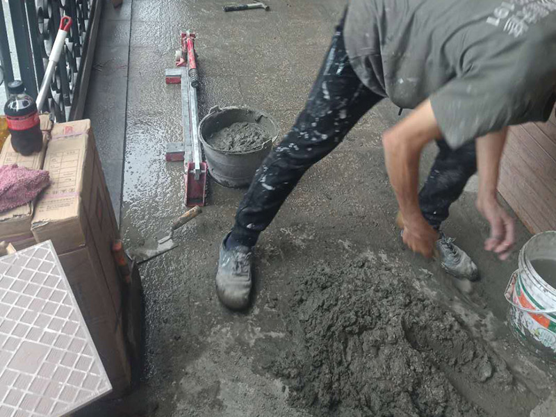 入戶門地磚鋪貼：要在地面刷一遍水泥和水比例為0.4—0.5的素水泥水。然后鋪上1：3的砂漿，砂漿要干濕適度，標準是“手握成團，落地開花”，砂漿攤開鋪平把地磚鋪在砂漿上，用橡皮錘敲打結實和第一塊基準磚平齊。敲打結實后，拿起瓷磚，看砂漿是否有欠漿或不平整的地方，撒上砂漿補充填實。第二次把瓷磚鋪上，敲打結實至和基準磚平齊。檢查地面砂漿是否已經飽滿，有沒有縫隙，如果已經飽滿和平整，在瓷磚上均勻地涂抹一層素水泥漿。用刮刀從磚縫中間劃一道，保證磚與磚之間要有一定的、均勻的縫隙，防止熱脹冷縮對磚造成損壞，用刮刀在兩塊磚上縱向來回劃拉，檢查兩塊磚是否平齊。