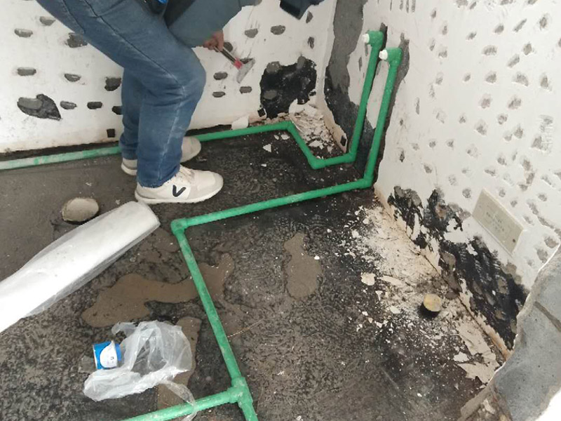 全屋裝修管道布線：第一步：材料進場與檢驗，并核對水電階段的材料品牌規格。因為就水電改造而言，劣質的水電材料會直接影響日常使用甚至可能危害到人身和財產的安全。 第二步：彈線定位標記水管電線的位置，走向要求橫平豎直，然后就是開槽工作。開槽處主要是確定開槽路線，線路開槽可遵循下面三個原則：不破壞原有強電原則、不破壞防水原則，線路最短原則。通過用線的多少來確定PVC管的用料，同時也便于確定管槽的寬度。 第三步：水電布線，即"布管布線"，包括水管排布、電管布線與穿線。 第四步：水電驗收，如若有發現問題可做及時的修復處理，等到其他項目施工完畢，等發現問題再做修改就實屬不易。 第五步：封槽，水管安裝后一定要經過注水水壓測試。一般使用水泥砂漿進行封槽。封槽的高度不能高于所在平面。封槽一定要嚴實，否則日后造成空鼓現象。