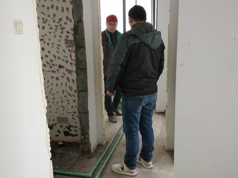 全屋裝修管道布線：第一步：材料進場與檢驗，并核對水電階段的材料品牌規格。因為就水電改造而言，劣質的水電材料會直接影響日常使用甚至可能危害到人身和財產的安全。 第二步：彈線定位標記水管電線的位置，走向要求橫平豎直，然后就是開槽工作。開槽處主要是確定開槽路線，線路開槽可遵循下面三個原則：不破壞原有強電原則、不破壞防水原則，線路最短原則。通過用線的多少來確定PVC管的用料，同時也便于確定管槽的寬度。 第三步：水電布線，即"布管布線"，包括水管排布、電管布線與穿線。 第四步：水電驗收，如若有發現問題可做及時的修復處理，等到其他項目施工完畢，等發現問題再做修改就實屬不易。 第五步：封槽，水管安裝后一定要經過注水水壓測試。一般使用水泥砂漿進行封槽。封槽的高度不能高于所在平面。封槽一定要嚴實，否則日后造成空鼓現象。