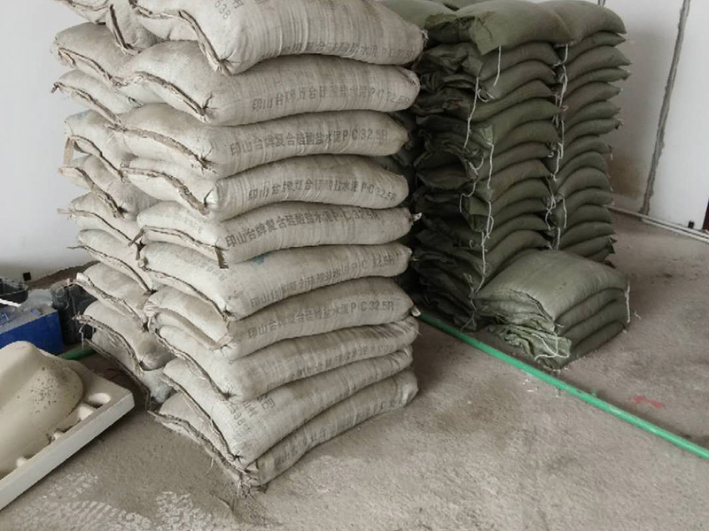 全屋裝修管道布線：第一步：材料進場與檢驗，并核對水電階段的材料品牌規格。因為就水電改造而言，劣質的水電材料會直接影響日常使用甚至可能危害到人身和財產的安全。 第二步：彈線定位標記水管電線的位置，走向要求橫平豎直，然后就是開槽工作。開槽處主要是確定開槽路線，線路開槽可遵循下面三個原則：不破壞原有強電原則、不破壞防水原則，線路最短原則。通過用線的多少來確定PVC管的用料，同時也便于確定管槽的寬度。 第三步：水電布線，即"布管布線"，包括水管排布、電管布線與穿線。 第四步：水電驗收，如若有發現問題可做及時的修復處理，等到其他項目施工完畢，等發現問題再做修改就實屬不易。 第五步：封槽，水管安裝后一定要經過注水水壓測試。一般使用水泥砂漿進行封槽。封槽的高度不能高于所在平面。封槽一定要嚴實，否則日后造成空鼓現象。