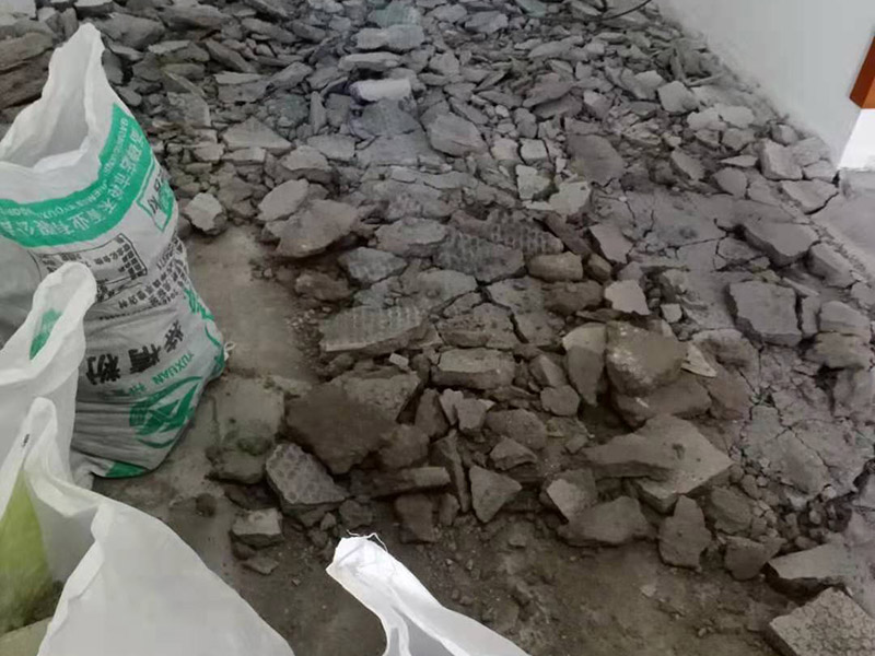 客廳地磚拆除施工：為了更好的拆除地磚，我們可以優(yōu)先從大門口那塊開始，因為可以更快的找到接縫，比較容易撬開。找到接縫，用扁口鑿?fù)锴恕Ｈ绾嗡嗌皾{還不是特別牢固的話，用錘子將扁口鑿輕敲進(jìn)縫隙內(nèi)，就可以瞬間將整塊地磚撬起拆除。