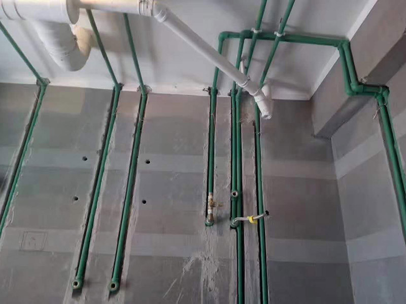水電線路安裝方案：首先要根據(jù)裝設(shè)計圖紙對房屋進行部分的改造,如對某些墻體的砸除,對某些部位的修改。管道開槽,管道開槽包括兩部分,一是水管管道開槽,二是電信線路開槽。特別要注意的是, 要將強電與弱電,開關(guān)、空調(diào)插座與電器插座分開走線,且注意開關(guān)插座底合安裝時必須水平垂直,這樣使后面的面板安裝會更平整。