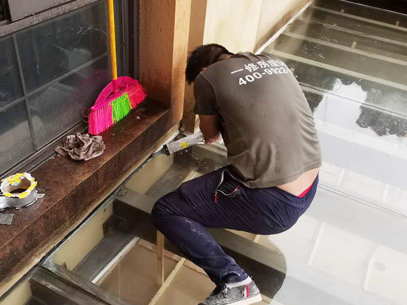屋頂防水打膠案例：不少建筑新建成就滲漏，老建筑的滲漏現象更嚴重。第一步：把玻璃的邊清理干凈。把玻璃固定到位。在玻璃邊緣3mm處貼美文紙。第二步：用結構膠往縫里填到60％。第三步：用和縫大小的泡抹棒往里壓填充，把膠往玻璃與型材的縫里擠。第四步：填充耐候密封膠，用刮刀來回30度角度刮2遍。缺膠的補上。30分內把紙揭掉。