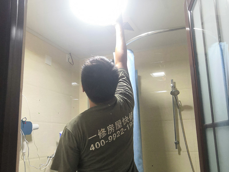 衛(wèi)生間局部改造:衛(wèi)生間的排水管道盡量不要做大的改動(dòng)，換掉出現(xiàn)問(wèn)題的管道，水壓不夠的老房子，可以加增壓泵，泵的大小根據(jù)水壓的大小而定。電路的改造一般是衛(wèi)生間翻新的重頭戲，多年以前的線(xiàn)路最好全部換新，需要的更多插座位置要做好預(yù)留，比如智能馬桶。線(xiàn)路盡可能的掩藏，不能掩藏的用防水性好的絕緣管道包起來(lái)。 新電器的安裝也要選擇防水性較好的產(chǎn)品，如衛(wèi)生間的電源開(kāi)關(guān)、插座等。衛(wèi)生間的吊頂幾乎需要全部重新做安排。最好采用鋁扣板的吊頂，不要選擇PVC的吊頂材料，容易使水蒸氣凝結(jié)下滴。坐便器最好不要改動(dòng)位置，整棟樓的坐便器都在同一個(gè)下水道。改動(dòng)不當(dāng)，即便抬高坐便器的位置，仍有可能導(dǎo)致通水不暢。小移位用移位器。
