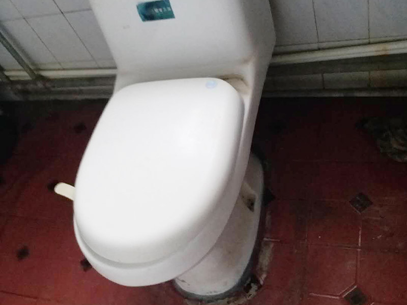 馬桶角閥重新安裝：在安裝馬桶前應(yīng)先對(duì)排污管道進(jìn)行全面檢查，看管道內(nèi)是否有泥砂、廢紙等雜物堵塞，同時(shí)檢查馬桶安裝位的地面前后左右是否水平，如發(fā)現(xiàn)地面不平，在安裝時(shí)應(yīng)將地面找平。翻轉(zhuǎn)馬桶，在馬桶排污口上確定中心，并劃出十字中心線，中心線應(yīng)延伸到馬桶底部四周腳邊。將馬桶上的與地面排污口的十字線對(duì)準(zhǔn)，保持水平安裝馬桶，并用力壓緊密封圈，安裝上地腳螺絲及裝飾帽。在馬桶排污口上安裝好專用密封圈，或在四周打上一圈玻璃膠（油灰）或水泥砂漿，放水3-5分鐘沖洗管道，以保證自來水管的清潔；再安裝角閥和連接軟管，然后將軟管與安裝的水箱配件進(jìn)水閥連接并按通水源。