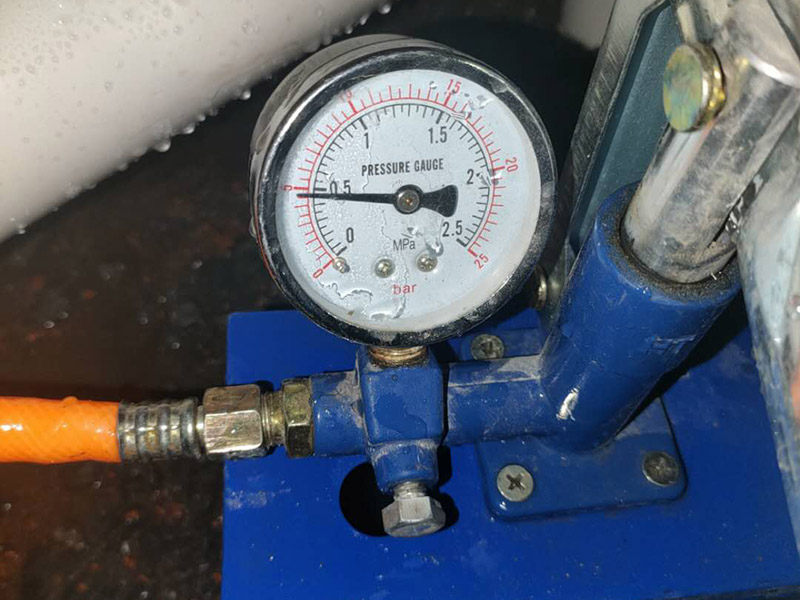 蹲便安裝,水管打壓維修:1、蹲便器的排污口和落水管的預留口涂上粘結劑或者膠泥。把蹲便器的排污口與落水管的預留口接駁好，校正蹲便器位置。砌磚固定蹲便器，要預留填碎石的缺口。 2、粘結劑干后，往蹲便器內試沖水，觀察接口是否漏水。在地面和蹲便器之間填入碎石土，嚴禁真入水泥混凝土。用磚封閉缺口。在磚外面批水泥砂漿貼上瓷磚。 3、與蹲便器相配合安裝的沖水閥分為：手壓式沖水閥和腳踏式沖水閥。 4、與蹲便器相配合安裝的水箱，水箱安裝高度距離便器水圈1.8米，水壓要求0.14-0.55Mpa。