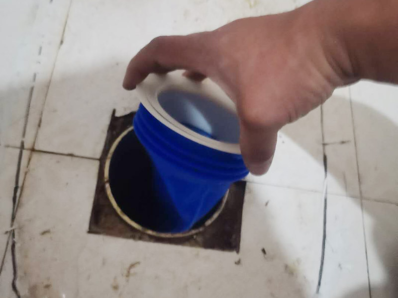 馬桶止逆閥安裝： 1、檢查排污管道與地面水平度：在安裝馬桶前應先對排污管道進行全面檢查，看管道內是否有泥砂、廢紙等雜物堵塞，同時檢查馬桶安裝位的地面前后左右是否水平，如發現地面不平，在安裝時應將地面找平。 2、確定排污管中心：翻轉馬桶，在馬桶排污口上確定中心，并劃出十字中心線，中心線應延伸到馬桶底部四周腳邊。 3、固定馬桶：將馬桶上的與地面排污口的十字線對準，保持水平安裝馬桶，并用力壓緊密封圈，安裝上地腳螺絲及裝飾帽。 4、做好底部密封：在馬桶排污口上安裝好專用密封圈，或在四周打上一圈玻璃膠(油灰)或水泥砂漿，水泥與砂的比例為1：3。 5、安裝水箱配件：放水3-5分鐘沖洗管道，以保證自來水管的清潔;再安裝角閥和連接軟管，然后將軟管與安裝的水箱配件進水閥連接并按通水源。 6、調試檢驗：檢查進水閥進水及密封是否正常，檢查排水閥安裝位置是否靈活，有無卡阻及滲漏，有無漏裝進水閥過濾裝置等