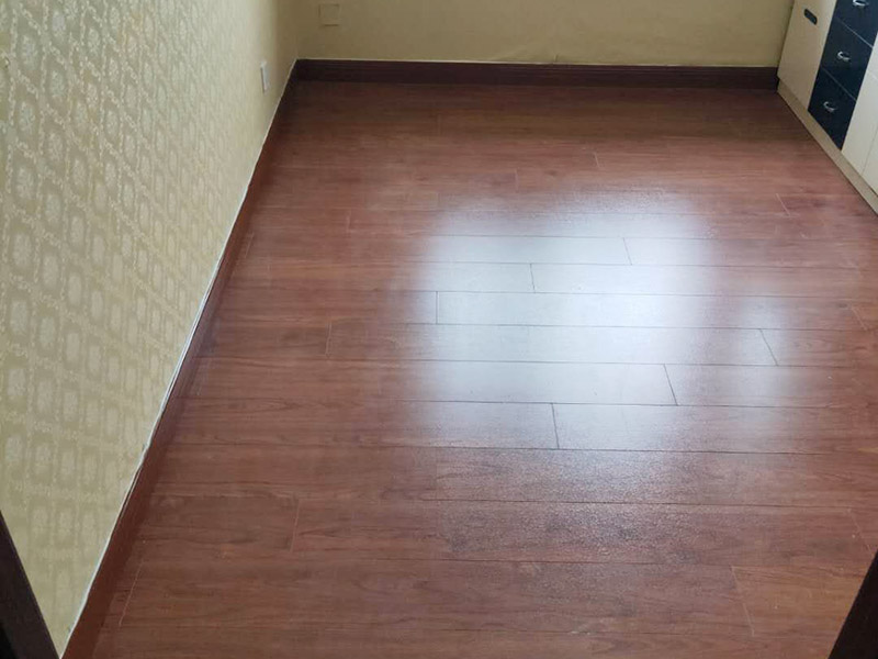 全屋地板換新服務：鋪地板前都要做一件事，就是清理施工現場，將地面的垃圾清掃干凈，特別是角落要注意清潔干凈，做到無塵無污染。清潔往后開始做地面找平工作，其地面的水平要保持在2mm的誤差內，超過的話就必須要做找平了，否則地板鋪好后腳感也會不好的。鋪地板前還需要先將地板進行預鋪，主要是因為地板是錯落安裝的，預鋪一下，根據室內尺寸進行，肯定是有部分地板需要一分為二，預鋪后根據尺寸來鋸，可以避免地板損耗。地板有一定的膨脹率，因此鋪裝前要在其與墻面接觸的部位預留膨脹縫，以免地板起鼓，膨脹縫的大小一般和地板的膨脹系數有關系。