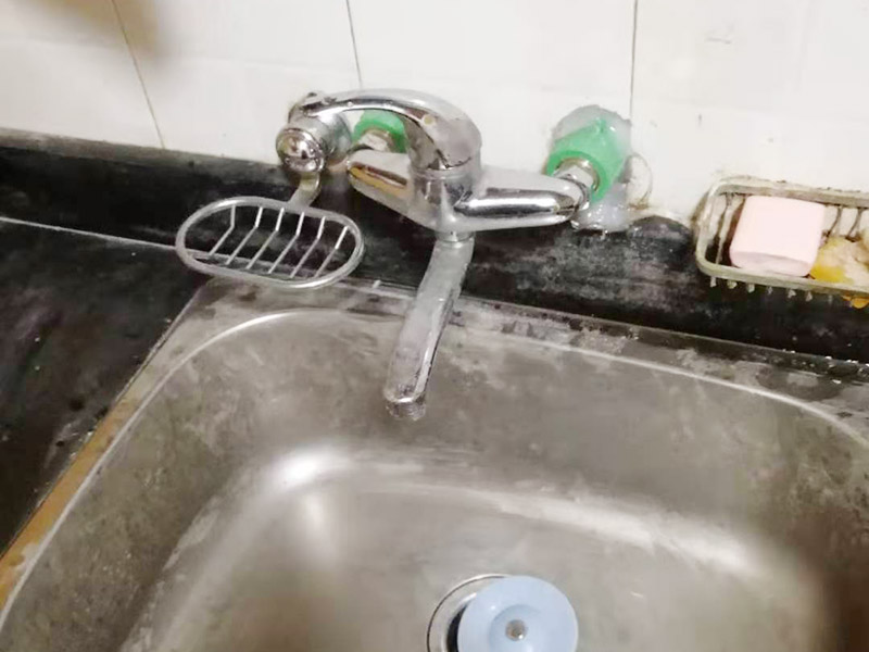 廁所暗管改明管：漏水的地方不一定先流出水，只有當水漏到樓下或水漫金山，才會發現漏水，但由于是暗管，也無法立刻找到漏水的地方，所以損失會相當大；走頂的話，廚房衛生間可以用鋁扣板吊頂遮住，在穿墻過玄關部分我們是沿著邊角走，可以用石膏線包上，不影響美觀。 1．北方四季溫差明顯，尤其是冬天過于寒冷，建議走暗管比較好。 2．南方地區由于氣候潮濕，暗管反而容易潮濕復式，可以考慮做明管，但做明管時一定要把暗管全部放棄不用。 3．做明管要用固定卡座來固定管道，用脹塞式膨脹栓固定卡座。