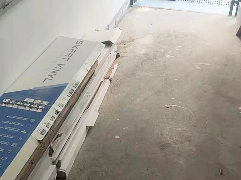 毛坯房地板鋪貼：先對(duì)地面進(jìn)行找平，水平的誤差不能超過(guò)2毫米。地面要是不平，腳感就不好。再就是將邊、角部位等突起或有不平的地方進(jìn)行局部修整。再鋪防潮層，防潮層可以防止以后地板受潮。鋪平，接縫處要并攏。然后就是安裝地板了，因?yàn)榈匕迨且e(cuò)落安裝的，先預(yù)鋪一下，將部分地板一分為二，要按尺寸來(lái)鋸，萬(wàn)一鋸多了，地板損耗就大了。因?yàn)榈匕逵幸欢ǖ呐蛎浡剩虼虽佈b前要在其與墻面接觸的部位預(yù)留膨脹縫，以免地板起鼓。膨脹縫的大小一般和地板的膨脹系數(shù)有關(guān)系。