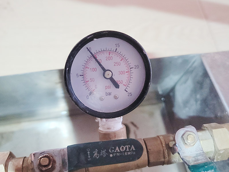 馬桶下水管打壓維修：1.觀察現(xiàn)場，以確定采購配件型號，及其他額外工具。 2.準(zhǔn)備工具及材料。準(zhǔn)備現(xiàn)場，沖一次清水，蓋上馬桶，把舊衣服墊在馬桶蓋上。 3.非常重要，通知你樓上的各家用戶，此期間不要使用馬桶沖水。 4.拆除舊管，先取下兩邊的捆綁固定物，用鉗子，一般是鐵絲擰的。然后吧管取下，一般塑料已經(jīng)老化，沒有彈性，但很脆，直接掰就行。 5.處理接口邊緣，主要是通便管道接口，老化膠皮粘著邊上，形成厚度，不敲掉的話新管套不進(jìn)去。然后兩邊接口抹上凡士林。不然上面有銹，套管的時(shí)候非常困難。廢舊衣物此時(shí)可以用來擦手。 6.套管，力氣活，技巧活。注意，先吧固定的鐵圈套中膠皮管口，不然對接上之后，就帶不上了。