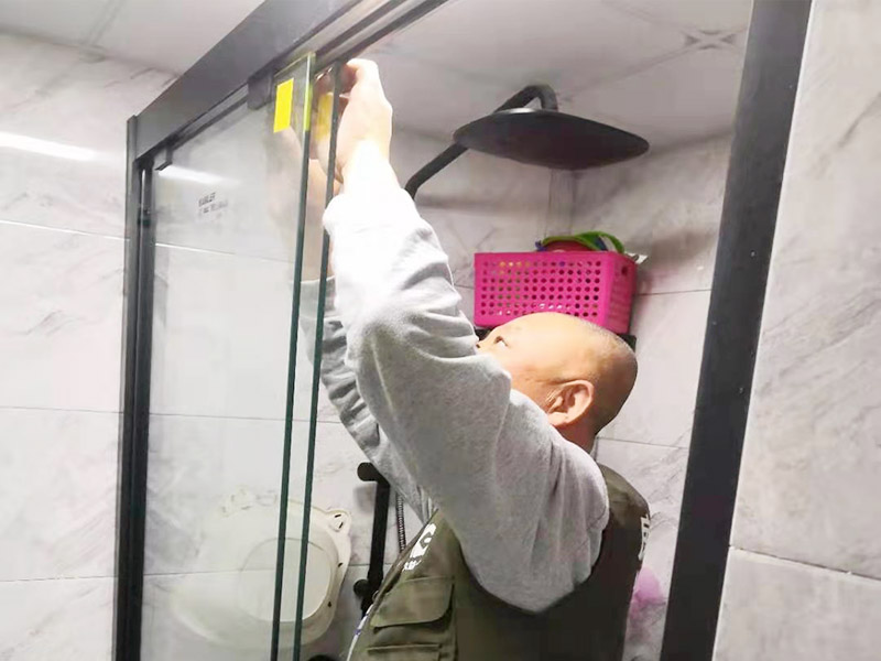 塑鋼門窗維修安裝中，經常遇見鋁型材表面防護膜有殘留怎么辦