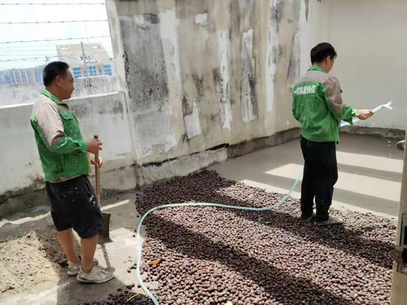 地面陶粒找平：首先需要在地面和墻體連著做兩遍防水，而且墻體的高度最少要高出40公分；然后用混凝土制作若干小格子，并填充防潮陶粒；接著在格子上鋪制鋼筋網(wǎng)，保持陶粒層的牢固；最后在陶粒層上鋪墊混凝土并找平，待干透后再刷素水泥漿就好。