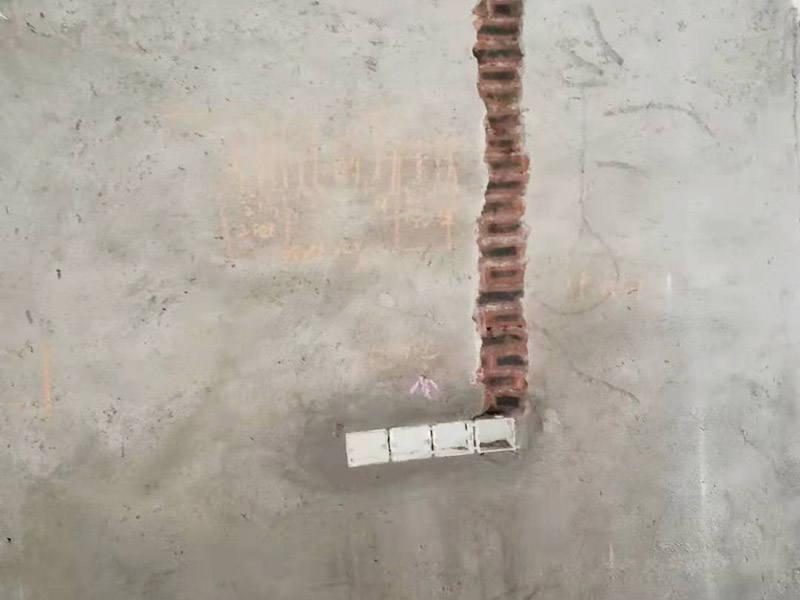 全屋電路改造：電路是家居裝飾中的隱藏工程，是家居裝飾的必然步驟。彈好平行與垂直線開槽，放好開關(guān)插座底盒，而開關(guān)插座底合安裝要彈水平線開槽，廚衛(wèi)間須根據(jù)設(shè)計的使用功能進行彈線開槽。布線都是使用線管進行暗埋，電線需要并頭連接，不能隨便連接，接頭處需要使用按壓接線法，線接好之后，使用絕緣膠布包住。