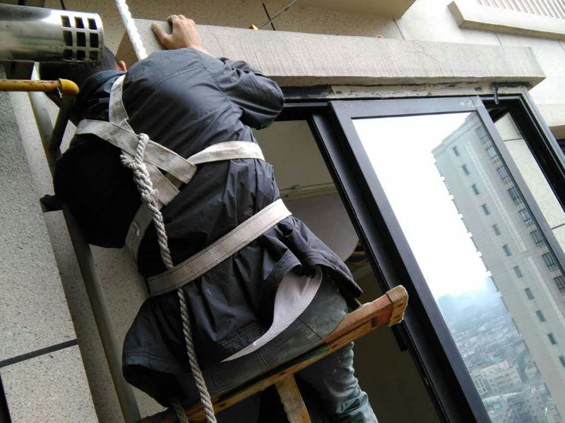 外墻防水補漏成因，室內外溫差致雨水經